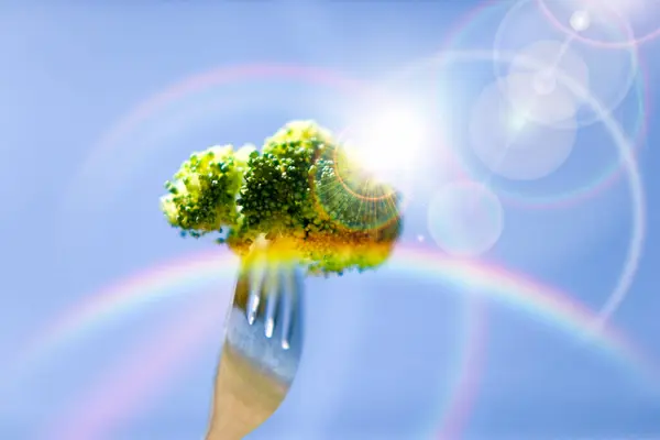 Grön Färsk Broccoli Bit Gaffel Och Utsikt Över Regnbågen Blå — Stockfoto