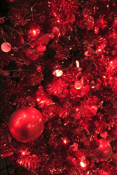 Árvore Natal Com Decorações Luzes Vermelhas — Fotografia de Stock