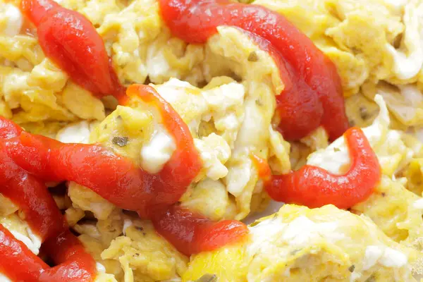 把炒鸡蛋和番茄酱放在白盘上 健康早餐 — 图库照片