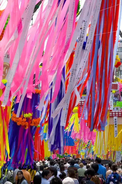 İnsanlar ve dekorasyonlar Tanabata Festivali 'nde, Japon yaz festivali olarak da bilinir..                     