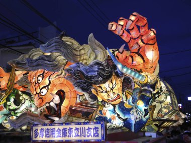 Asya festivali dev heykeller sergisi. Aydınlatma ile Japon karakter ,