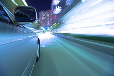 Gece şehir caddesinde araba sürüyor. Hareket bulanıklığı