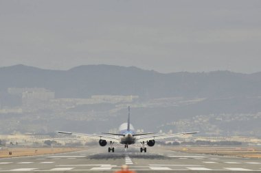 Japonya 'da bir uçak gökyüzünde uçmaya hazır.