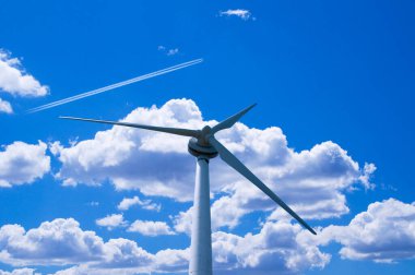 mavi gökyüzünde yel değirmeni