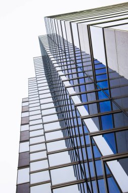 Şehirdeki modern mimarinin düşük açılı görüntüsü 