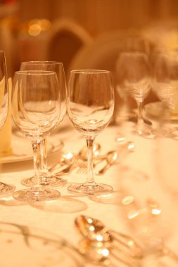 servis masasında boş bardak ve çatal bıçak takımı