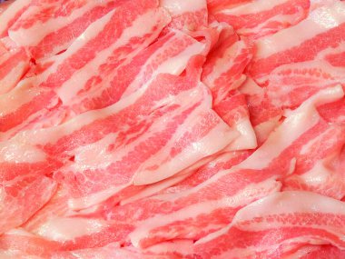 Lezzetli taze dilimlenmiş pastırma arka planının yakın plan görüntüsü.