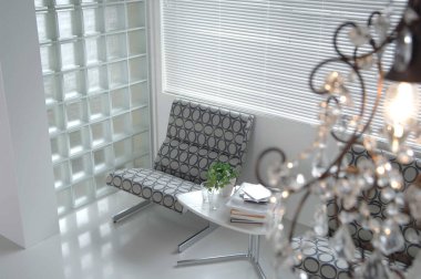 Arka planda modern oturma odasının iç tasarımı, kapatın.