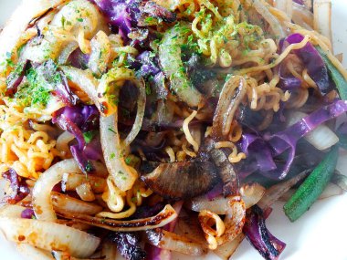 Deniz ürünleri ve sebze kızarmış noodle