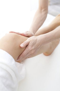 Bacak masajı yaptıran bir kadın.