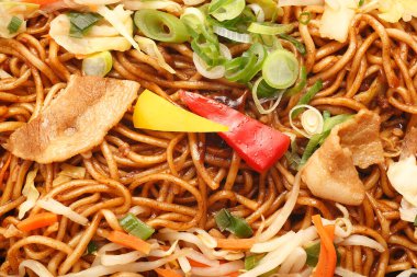 Arka planda et ve sebzeli Asya eriştesi