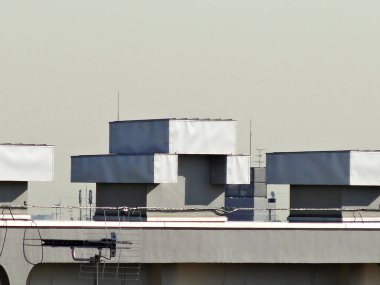 Bir binanın çatısına sahip modern bir bina.