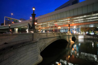 Chuo, Tokyo, Japonya 'daki Nihonbashi köprüsünün gece görüşü