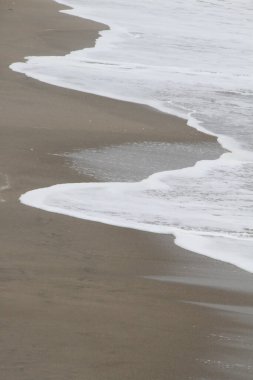 Kış mevsiminde dokuması olan güzel bir sahil