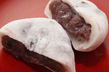 Geleneksel Japon tatlılarının yakın plan görüntüsü.