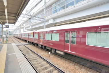 Tren istasyondaki tren raylarında ilerliyor.