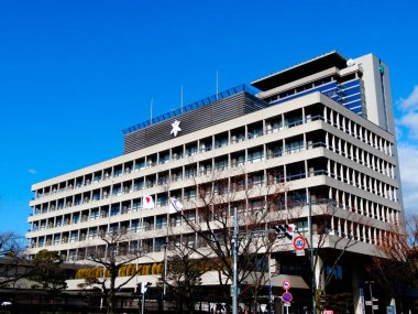 Parlak mimarisi olan bir Asya kentsel alanı gündüz perspektifi.