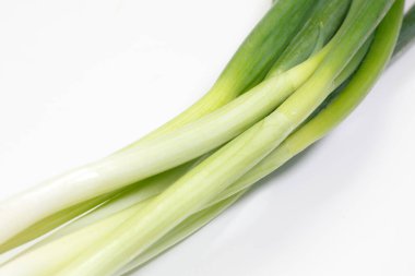 Beyaz arka planda taze taze soğan. yakın plan.      