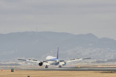 Havaalanından havalanan uçak gökyüzüne doğru kalkıyor.