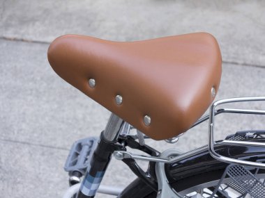 Metal perçinli kahverengi deri bisiklet koltuğu