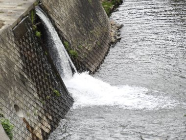 Su akıyor, şelaleye yakın.