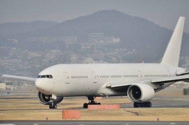 Japonya 'da bir uçak gökyüzünde uçmaya hazır.