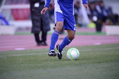 Japonya 'daki futbol maçındaki erkekler.