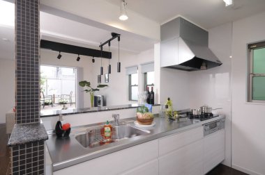 Arka planda güzel bir mutfağın içini kapatın.