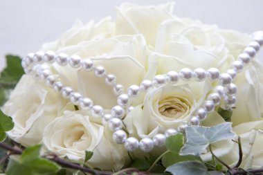 gelin buketi beyaz güllerden yapılmış 