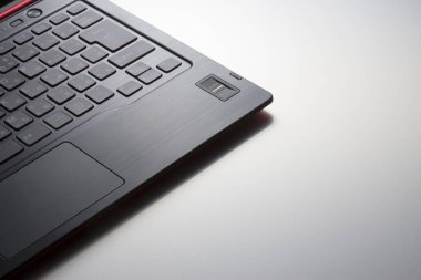 Dizüstü bilgisayarın beyaz arkaplanını kapat