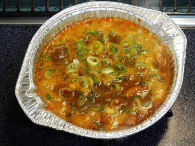 Lezzetli Asya yemek çorbasının yakın görüntüsü