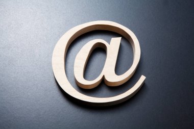 Gri arkaplanda e-posta işareti sembolü. Posta ve iletişim konsepti. Boşluğu kopyala.