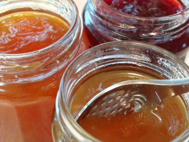 Üç kavanoz ev yapımı tatlı reçel, yakın çekim manzaralı. 