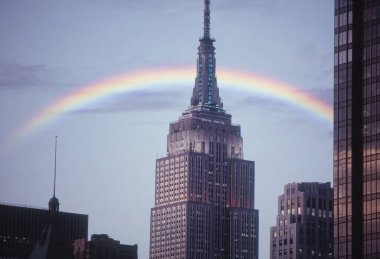 Gökkuşağı ile modern şehir mimarisi arka planı 