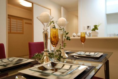 Modern bir mutfak ortamında çiçeklerle süslenmiş şık bir yemek düzeni.