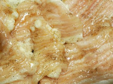 Sosla marine edilmiş taze balık, yakından.