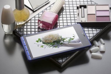 Not defterinin yakın plan görüntüsü, kozmetik ürünlü cep telefonu güzellik ve makyaj malzemeleri.              