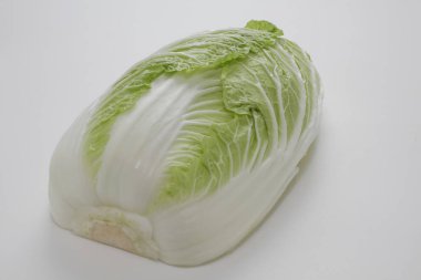 Beyaz arka planda taze yeşil lahana         