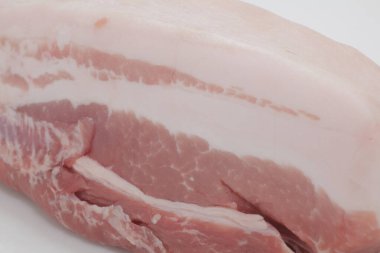 Beyaz arka plan üzerinde çiğ domuz eti biftek