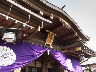 Eski bir Japon tapınağında sakin bir manzara.