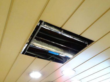 Odanın tavanında havalandırma sistemi var. 