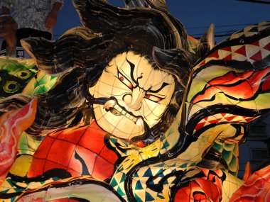 Asya festivali dev heykeller sergisi. Aydınlatma ile Japon karakter ,