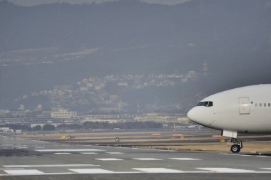 Japonya 'da havaalanından kalkan uçak.