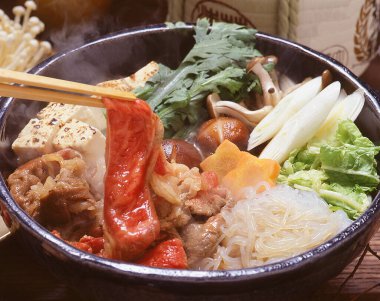 Sebzeli ve etli buğulama tenceresi.