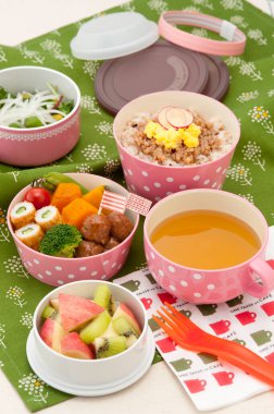 Meyve ve sebzeli renkli bento yemeği.