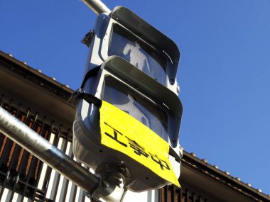 Mavi gökyüzü arkaplanlı trafik işaretine yakın çekim