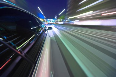 Araba gece yolda gidiyor. Hareket bulanıklığı