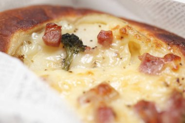 Kutu içinde lezzetli pizza, kapat.