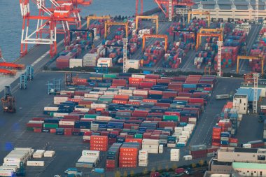 Limandaki kargo gemisinde konteynırlar. 