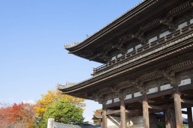 Geleneksel Japon mimari öğelerine sahip tapınak inşaatı
